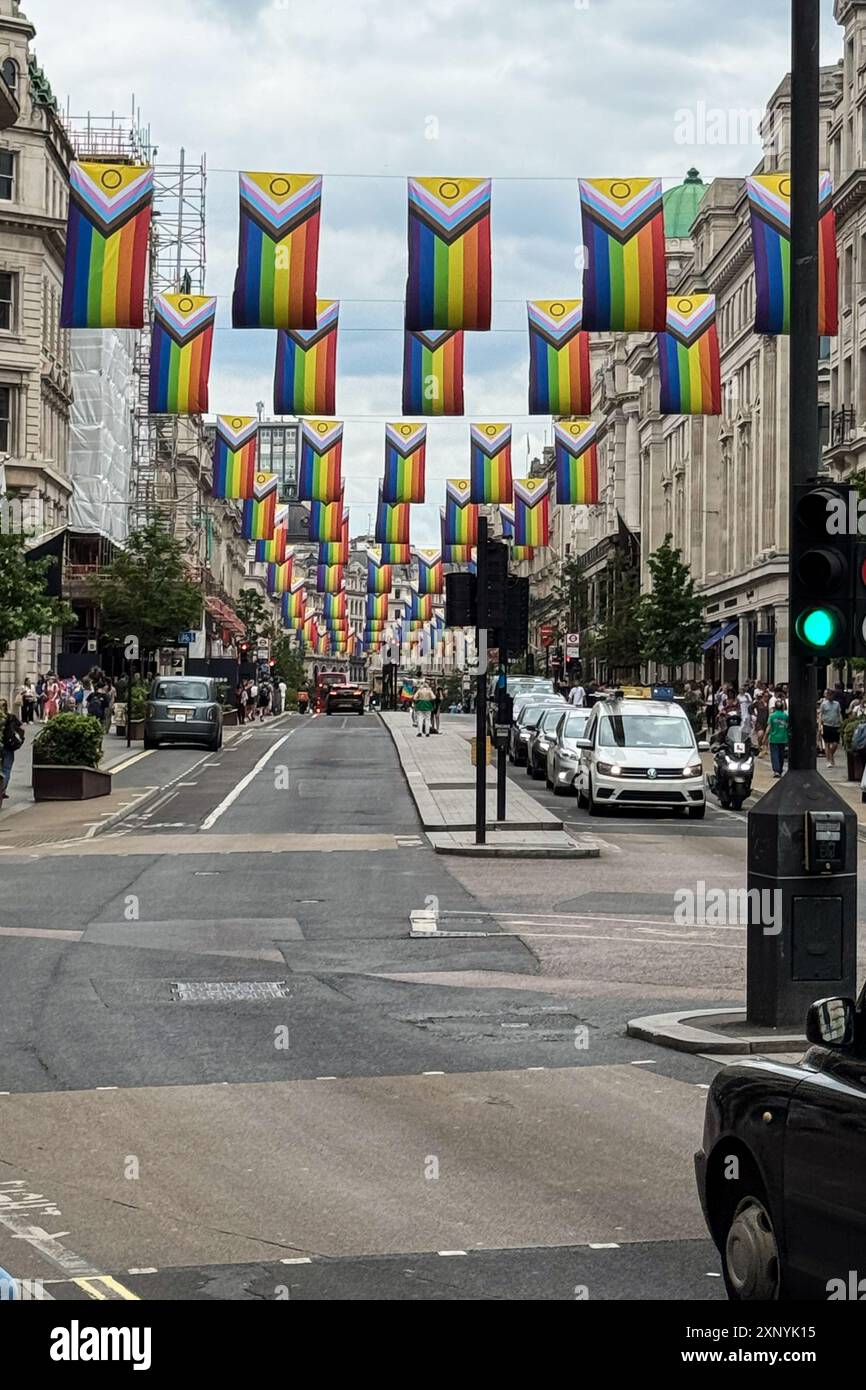 Westminster / Großbritannien - 23. Juni 2024: Vertikale Aufnahme zeigt Reihen von Intersex-Inclusive-Pride-Flaggen, die zwischen Gebäuden hängen, um den Pride-Monat in London zu feiern. Stockfoto