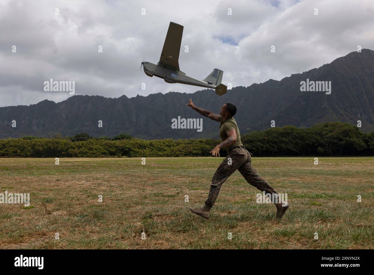 15. Juli 2024 - Marine Corps Training Area Bello, Hawaii, USA - Ein US Marine, der der 15. Marine Expeditionary Unit zugeteilt ist, startet am 15. Juli 2024 ein kleines unbemanntes Luftsystem RQ-20B Puma in der Marine Corps Training Area Bellows, Waimanalo, Hawaii. Das Sensortraining forderte die Marines dazu auf, mehrere Sensorsysteme in eine einzige Schnittstelle zu integrieren, um die Datenerfassung für Analysten zu vereinfachen. (Kreditbild: © Oliver Nisbet/USA Marines/ZUMA Press Wire) NUR FÜR REDAKTIONELLE ZWECKE! Nicht für kommerzielle ZWECKE! Stockfoto