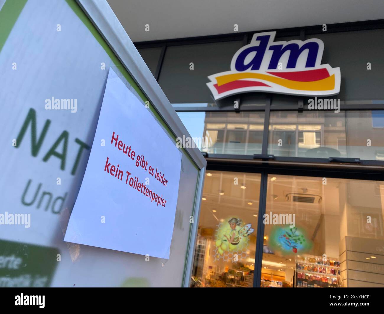 Hinweis auf kein toilettenpapier, in einer DM-Drogerie in Essen, Auswirkungen der Coronakrise in Deutschland Stockfoto