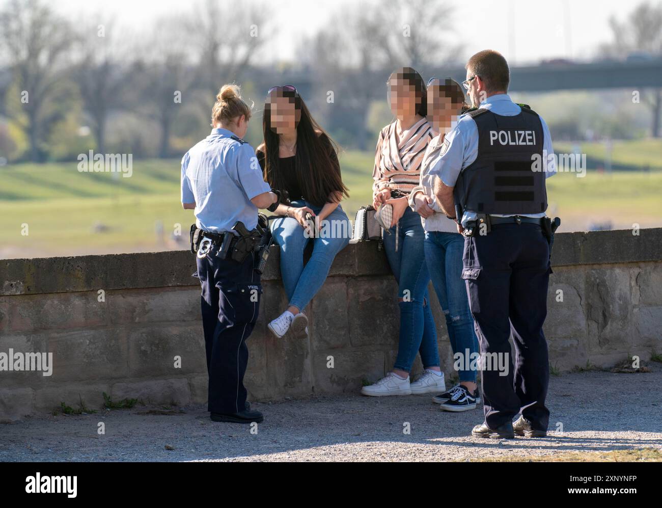 Polizeipatrouille überwacht das Kontaktverbot, Rheinpark, Düsseldorf am Rhein während der Coronakrise, die Kontaktverbote, Distanz ist meist Stockfoto