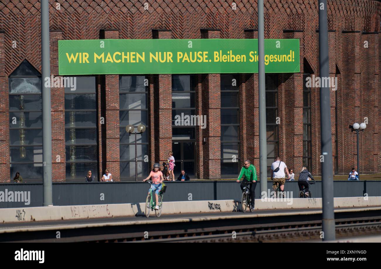 Düsseldorf am Rhein während der Coronakrise werden die Kontaktverbote, Distanz weitgehend beobachtet, trotz vieler Wanderer im schönen Frühling Stockfoto