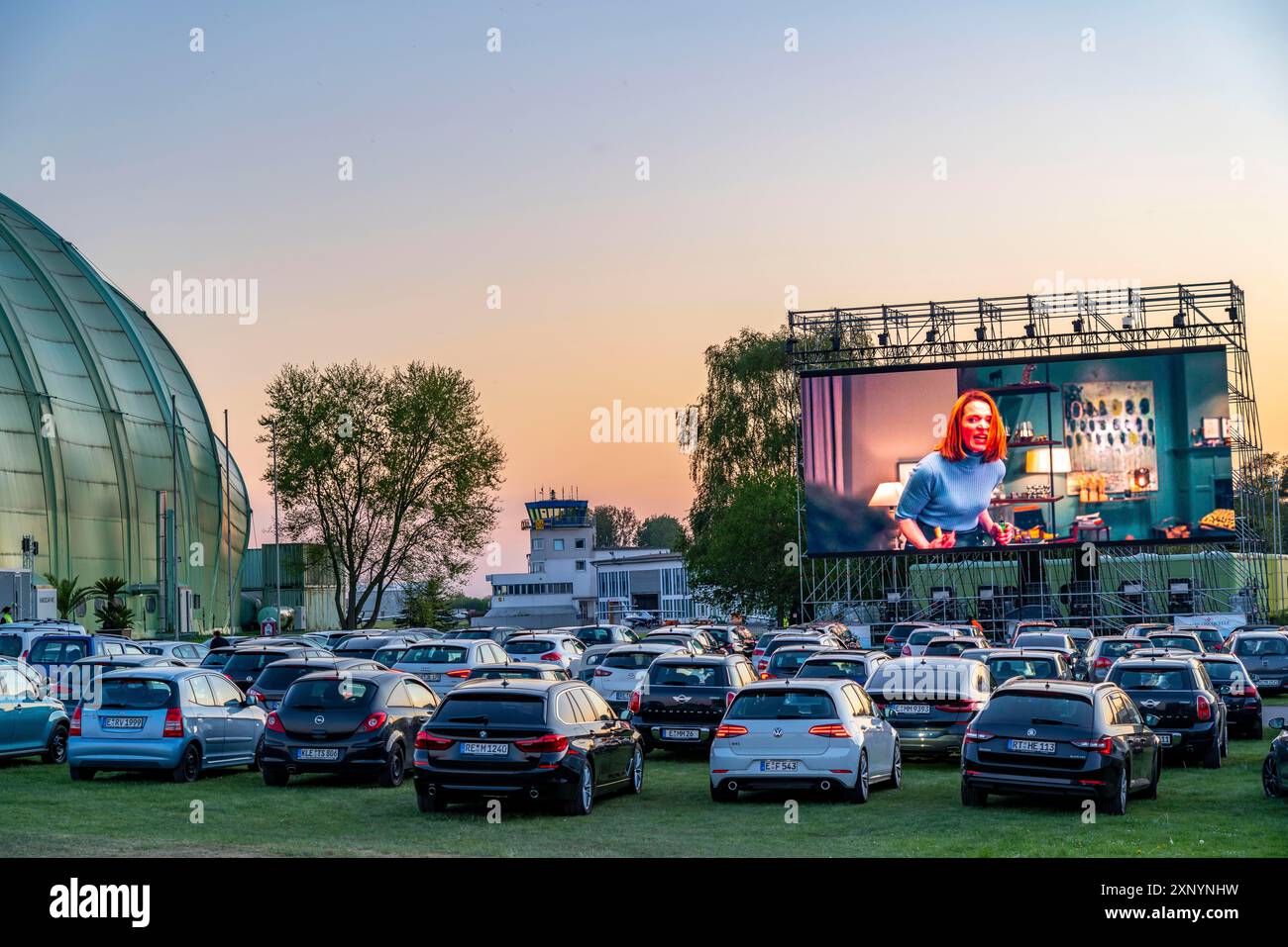 Autokino am Flughafen Essen/Mühlheim Motorfilme, temporäre Filmvorführung, im WDL-Luftschiffshangar, Veranstaltung gemäß Kontakt Stockfoto