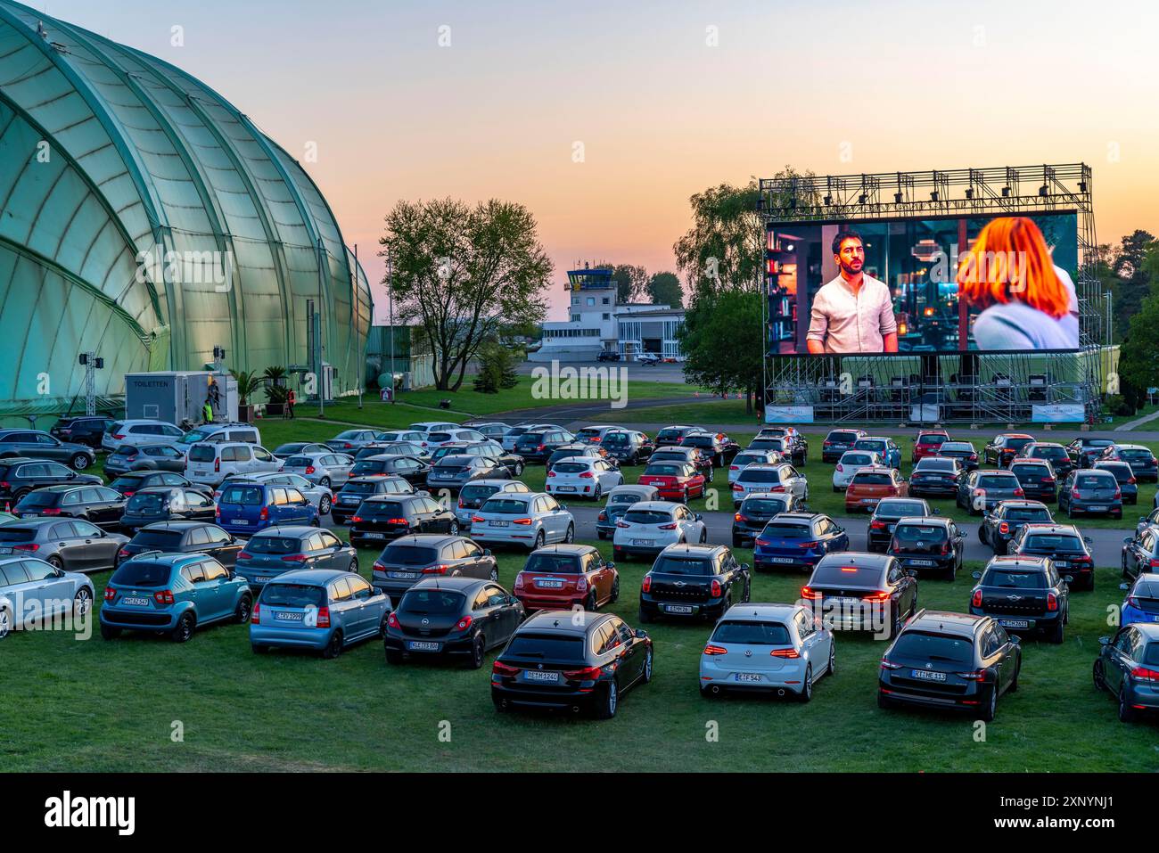 Autokino am Flughafen Essen/Mühlheim Motorfilme, temporäre Filmvorführung, im WDL-Luftschiffshangar, Veranstaltung gemäß Kontakt Stockfoto