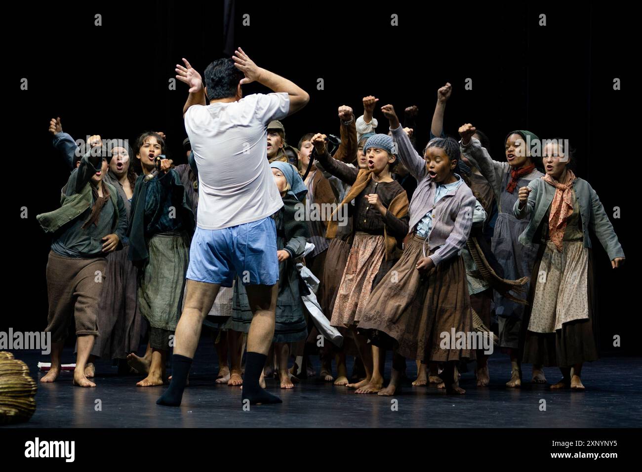 Edinburgh, Schottland, Großbritannien. August 2024. Proben Sie Bilder von Carmen, der Lieblingsoper der Oper, im Festival Theatre, das am 4-6. August auf dem Edinburgh International Festival auftritt. Die Inszenierung wird von der Opéra-Comique aufgeführt – der Pariser Oper, in der Carmen ursprünglich aufgeführt wurde. Die Mezzosopranistin Gaëlle Arquez führt als Carmen an. Sie tritt an der Seite des albanischen Tenors Saimir Pirgu als Don José auf. Die internationale Besetzung wird vom Scottish Chamber Orchestra unter der Leitung von Louis Langrée, dem Musikdirektor der Opéra-Comique, begleitet. Iain Masterton/Alamy Live News Stockfoto