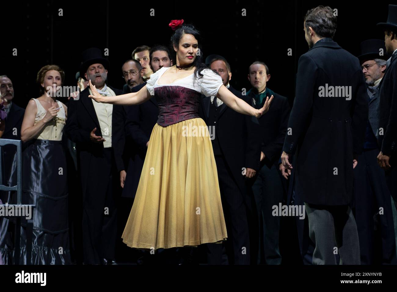 Edinburgh, Schottland, Großbritannien. August 2024. Proben Sie Bilder von Carmen, der Lieblingsoper der Oper, im Festival Theatre, das am 4-6. August auf dem Edinburgh International Festival auftritt. Die Inszenierung wird von der Opéra-Comique aufgeführt – der Pariser Oper, in der Carmen ursprünglich aufgeführt wurde. Die Mezzosopranistin Gaëlle Arquez führt als Carmen an. Sie tritt an der Seite des albanischen Tenors Saimir Pirgu als Don José auf. Die internationale Besetzung wird vom Scottish Chamber Orchestra unter der Leitung von Louis Langrée, dem Musikdirektor der Opéra-Comique, begleitet. Iain Masterton/Alamy Live News Stockfoto