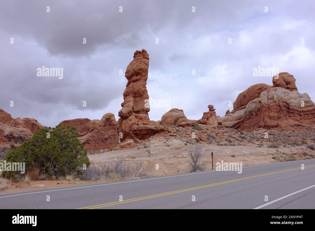 Foto von Hoodoos vom Broken Arch Trail in der Nähe des Sand Dune Arch Trailhead im Arches National Park in Moab, Utah, USA. Stockfoto