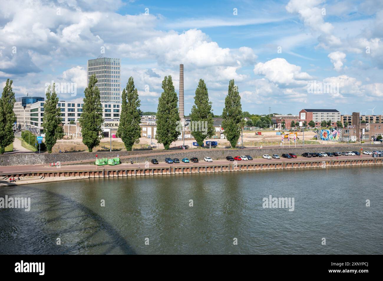 Nijmegen, Gelderland, Niederlande, 11. Juli 2024 - urbanisierte Ufer des Niederrheins Stockfoto