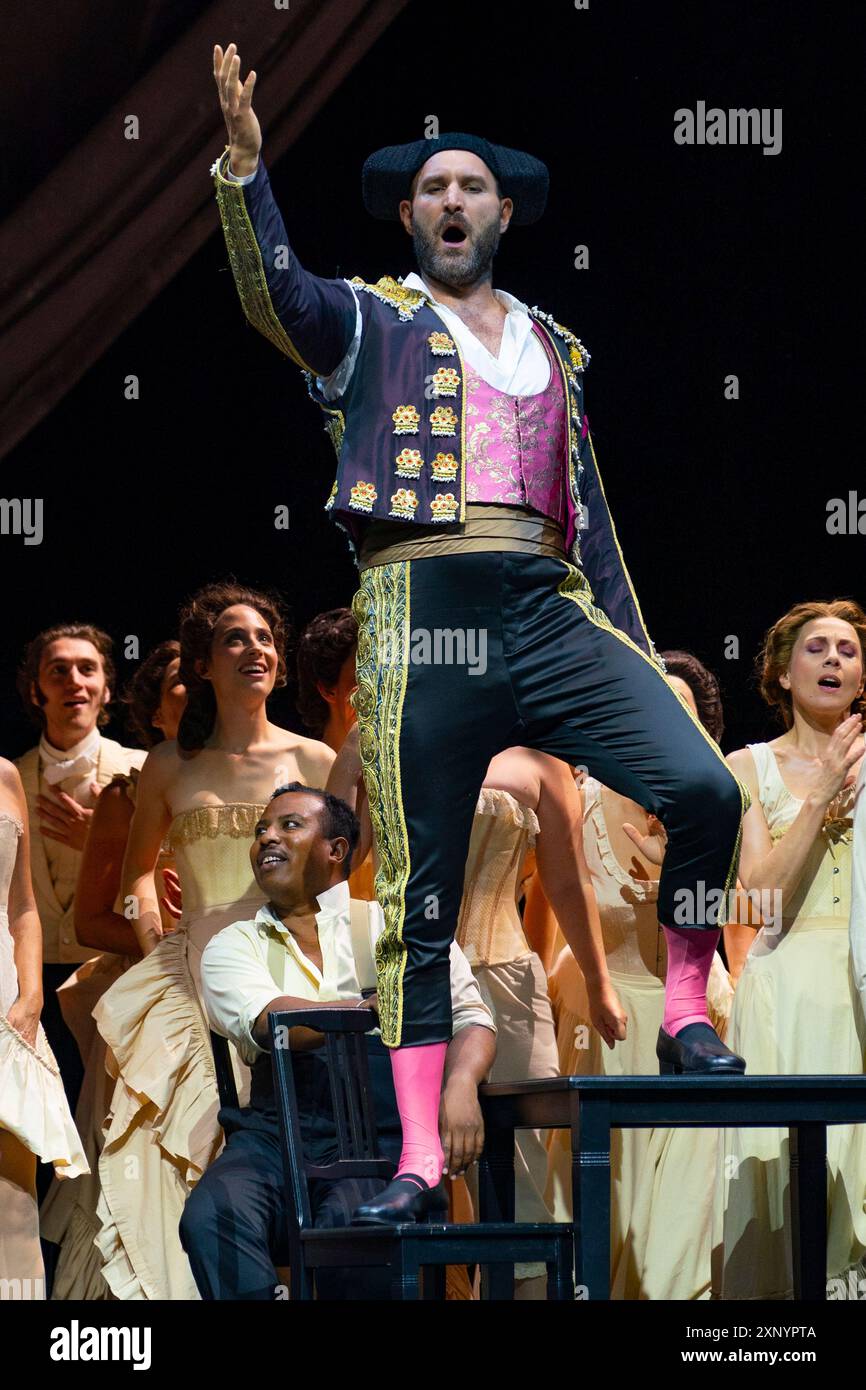 Edinburgh, Schottland, Großbritannien. August 2024. Proben Sie Bilder von Carmen, der Lieblingsoper der Oper, im Festival Theatre, das am 4-6. August auf dem Edinburgh International Festival auftritt. Die Inszenierung wird von der Opéra-Comique aufgeführt – der Pariser Oper, in der Carmen ursprünglich aufgeführt wurde. Die Mezzosopranistin Gaëlle Arquez führt als Carmen an. Sie tritt an der Seite des albanischen Tenors Saimir Pirgu als Don José auf. Die internationale Besetzung wird vom Scottish Chamber Orchestra unter der Leitung von Louis Langrée, dem Musikdirektor der Opéra-Comique, begleitet. Iain Masterton/Alamy Live News Stockfoto