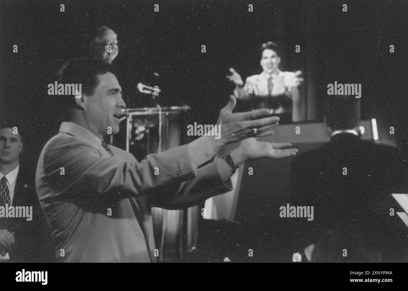 Austin Texas USA, April 2001: RICK PERRY, Gouverneur von Texas, nimmt an einer holografischen Projektionsschau (oben rechts) Teil, während einer Demonstration an der University of Texas at Austin, wo sein Bild live zu einer Zeremonie an der University of Texas in Dallas gestrahlt wurde. ©Bob Daemmrich Stockfoto