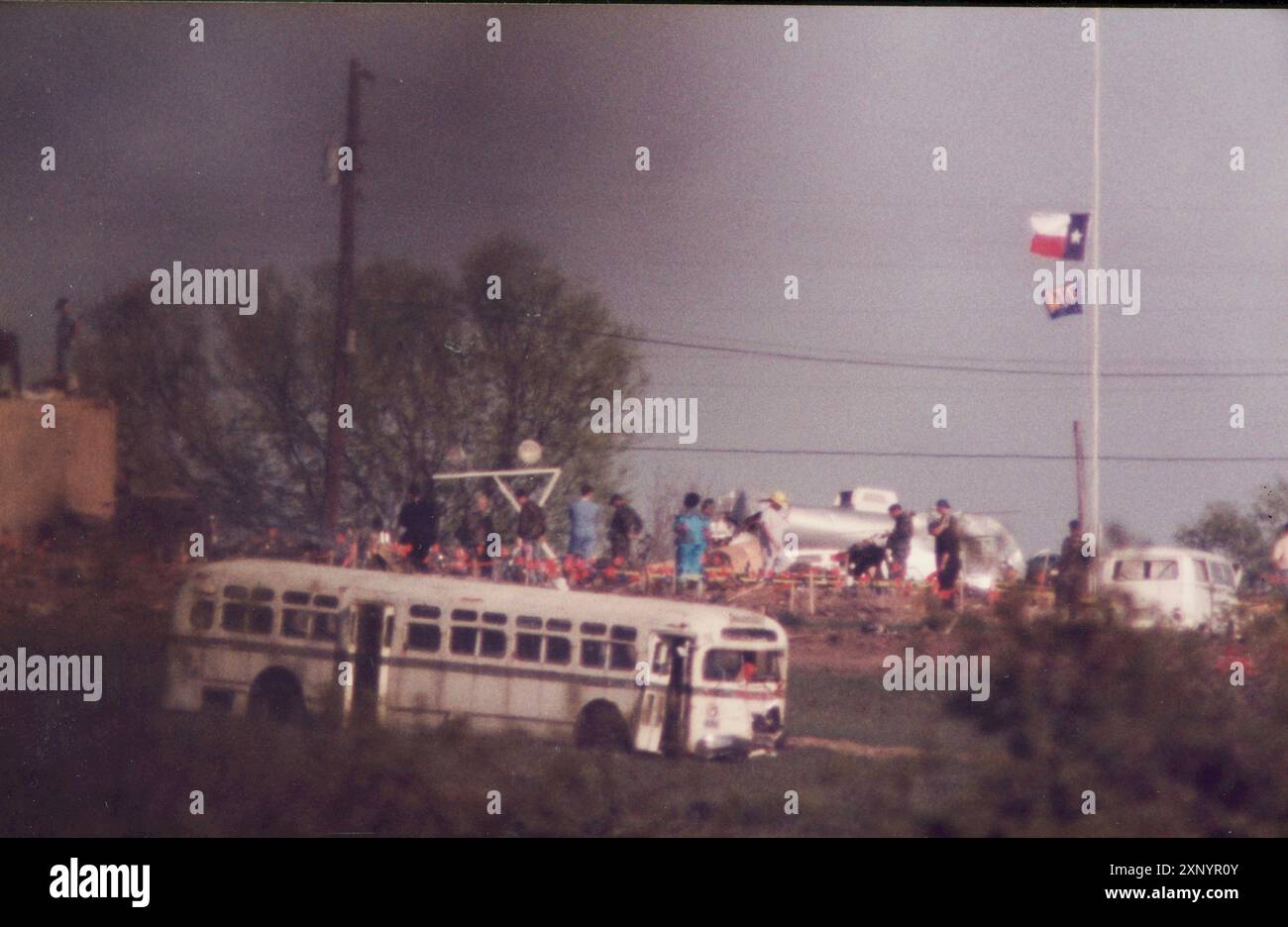 Waco Texas USA, April 1993: Ermittler durchkämmen das Wrack des Feuers, das mehr als 80 Menschen das Leben kostete. Das Feuer brach nach einer wochenlangen Auseinandersetzung zwischen Mitgliedern des Religionskults und Bundespolizisten aus. ©Bob Daemmrich Stockfoto