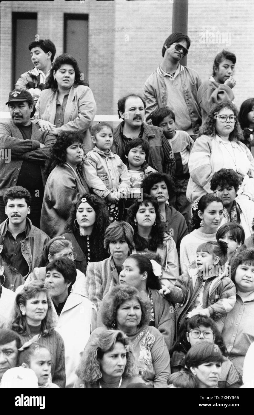 Laredo, Texas, USA, um 1993: Zuschauer, die in der Tribüne sitzen, beobachten die jährliche Geburtstagsparade Washingtons durch die Innenstadt. ©Bob Daemmrich Stockfoto