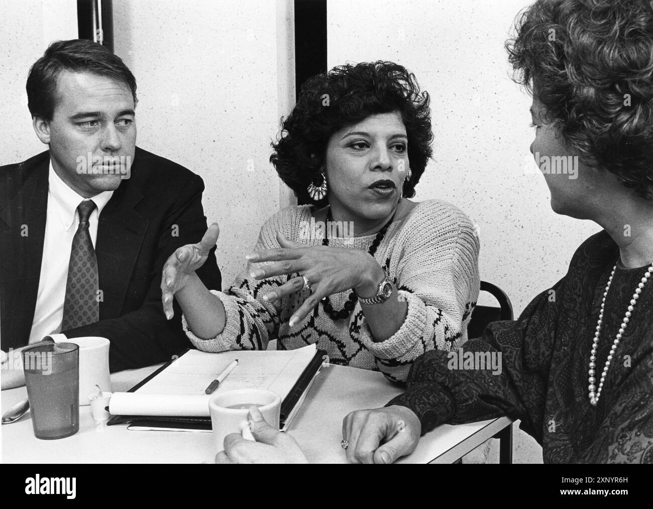 Austin Texas USA, 1990: Hispanic Woman, Amalia Rodriguez-Mendoza (Mitte), Kandidatin für die Bezirkssekretärin im Travis County. ©Bob Daemmrich Stockfoto