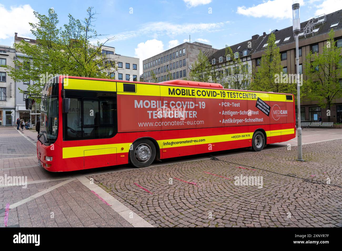 Mobiles Testzentrum für Corona-Schnelltests im Bus im Zentrum von Bochum, Nordrhein-Westfalen Stockfoto