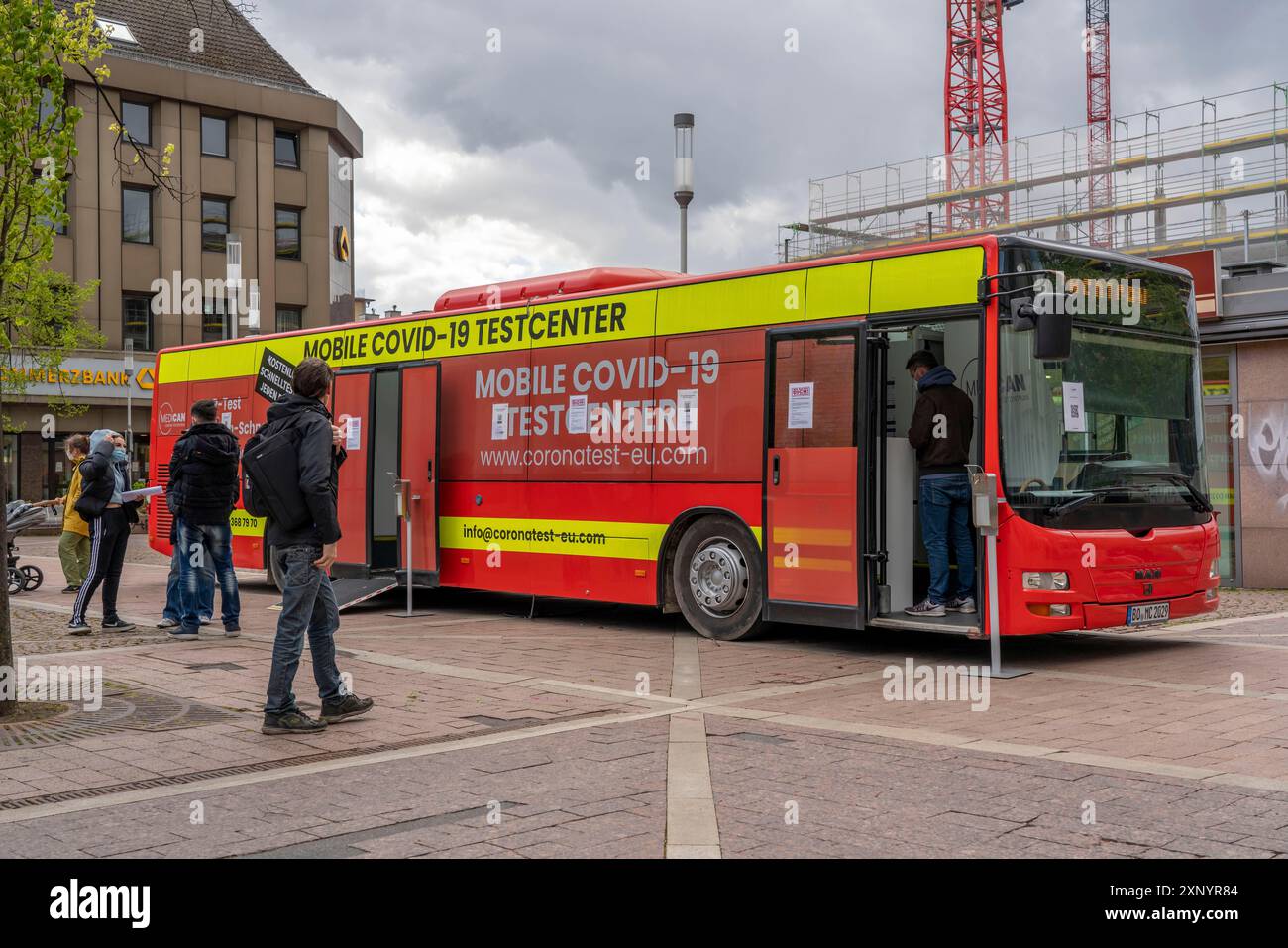 Mobiles Testzentrum für Corona-Schnelltests im Bus im Zentrum von Bochum, Nordrhein-Westfalen Stockfoto