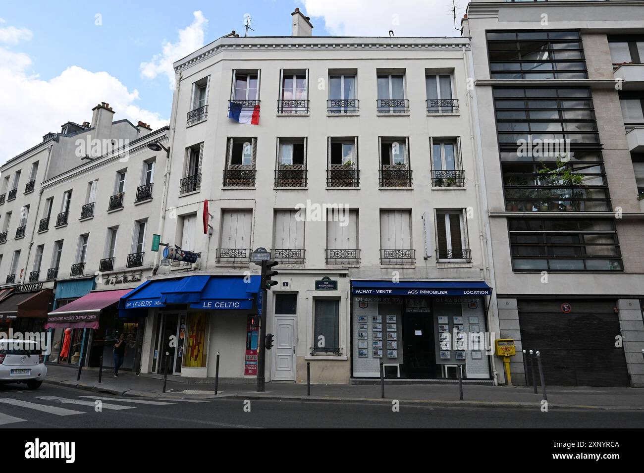 Paris, Fra. August 2024. A die französische Nationalflagge „Tricolor“ hängt unser Fenster eines Gebäudes im 15. Arrondissement von Paris während der Olympischen Sommerspiele 2024 in Paris, Frankreich am 2. August 2024. Die Spiele der XXXIII. Olympiade finden vom 26. Juli bis 11. August 2024 in Frankreich statt. (Foto: Anthony Behar/SIPA USA) Credit: SIPA USA/Alamy Live News Stockfoto