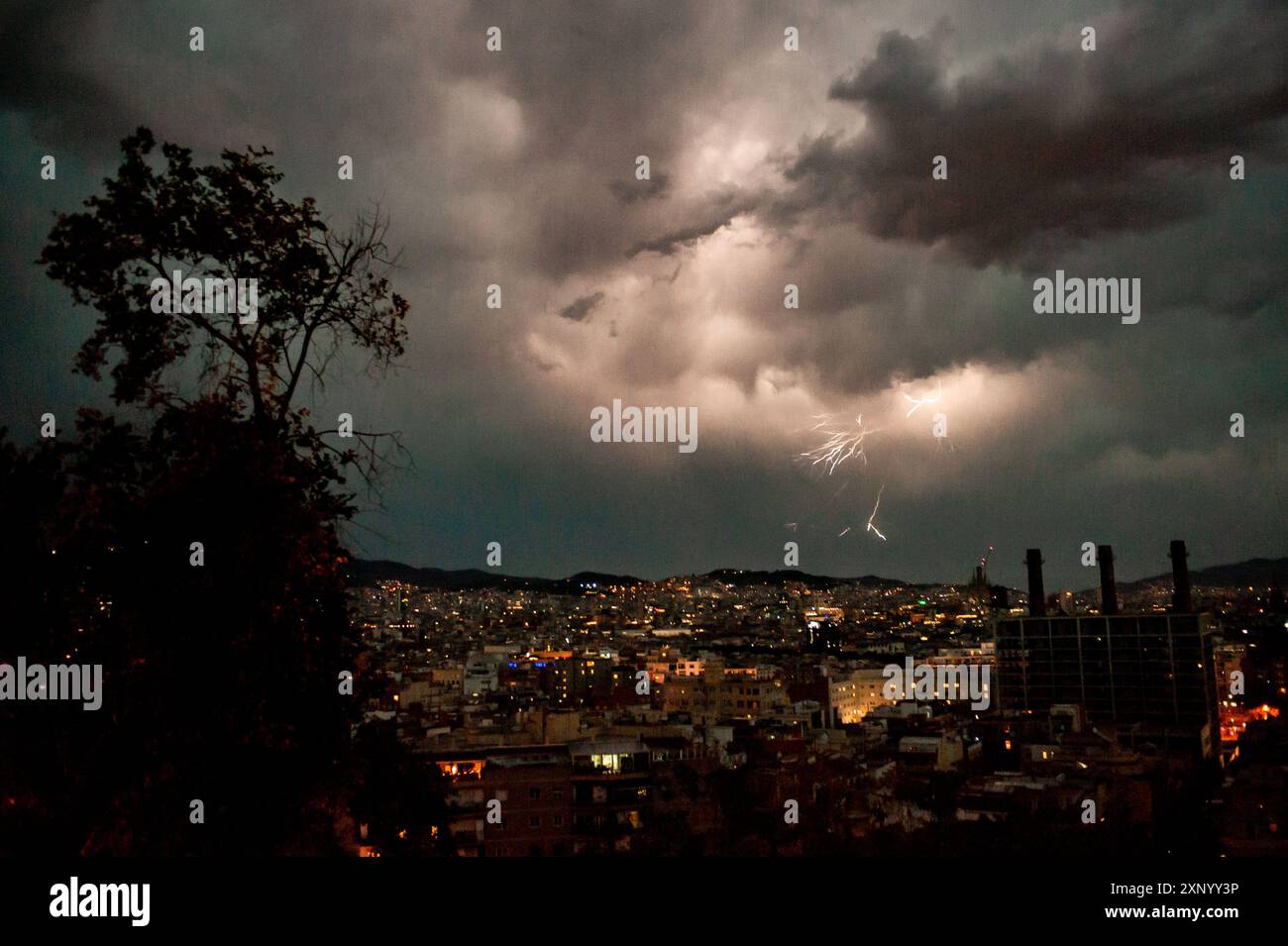 Barcelona, Spanien am 2. August 2024: Der Himmel Barcelonas wird durch Blitze während eines Gewitters beleuchtet. Bild: Jordi Boixareu/Alamy Life News Stockfoto