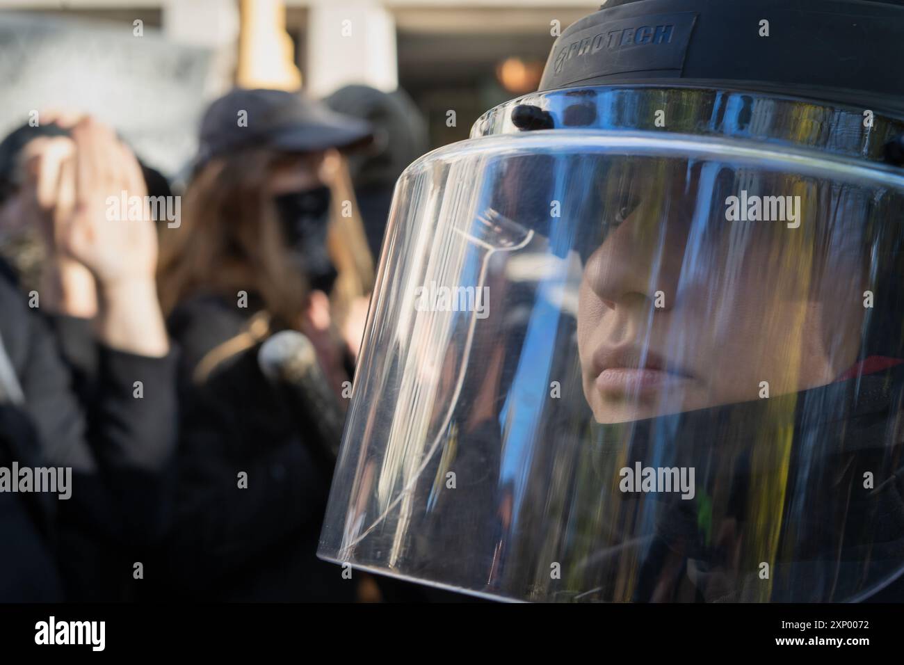 Eine Polizistin in Aufruhrausrüstung bei einer Versammlung von antifa-Demonstranten, die auf eine rechtsextreme Kundgebung in der Innenstadt von Portland reagierte Stockfoto
