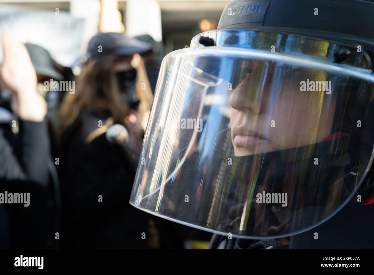 Eine Polizistin in Aufruhrausrüstung bei einer Versammlung von antifa-Demonstranten, die auf eine rechtsextreme Kundgebung in der Innenstadt von Portland reagierte Stockfoto