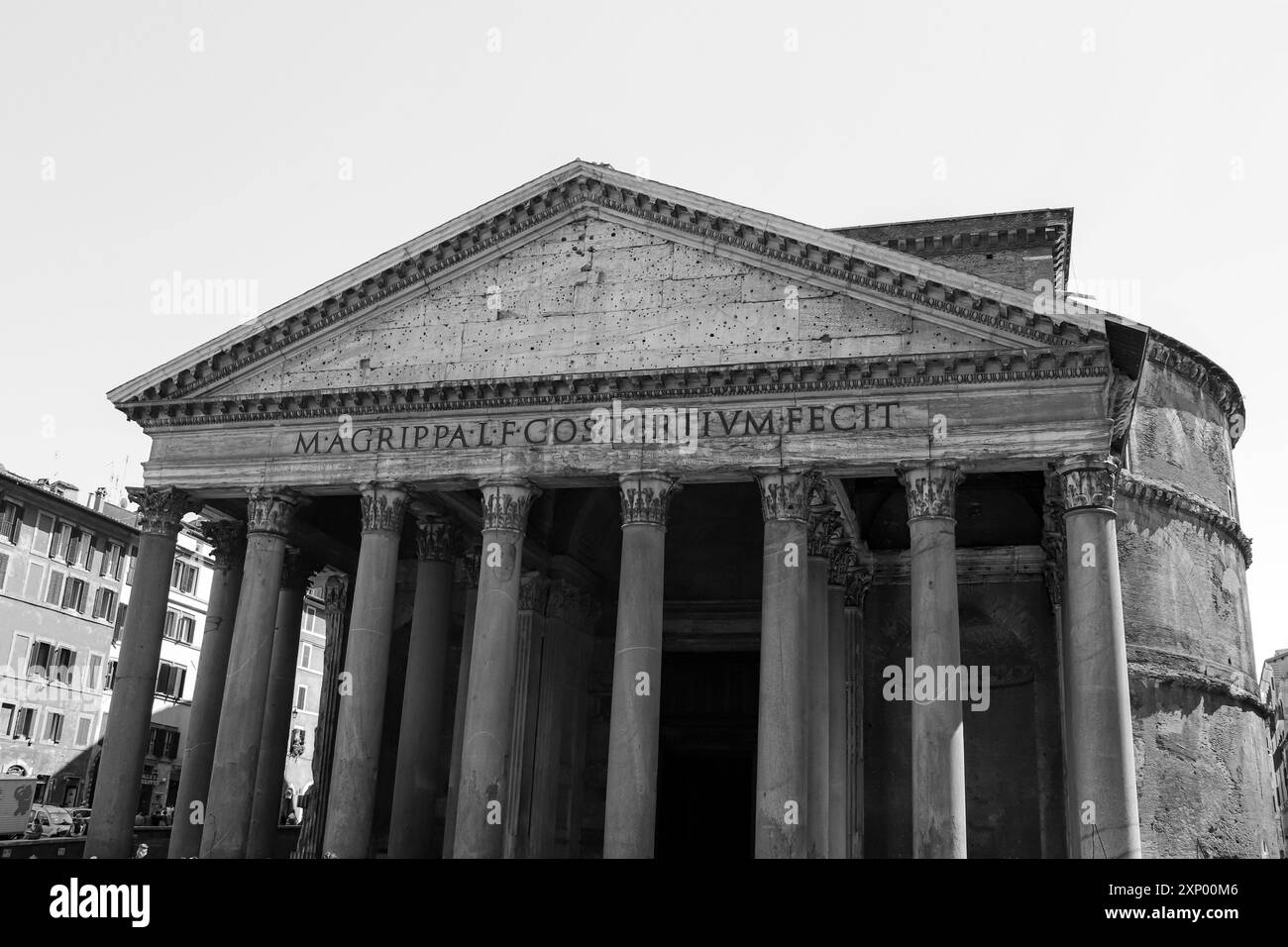 Rom, Italien – 30. Juli 2019: Pantheon-Gebäude berühmtes Wahrzeichen aus der Nähe, ehemaliger römischer Tempel und katholische Kirche in Schwarz-weiß Stockfoto