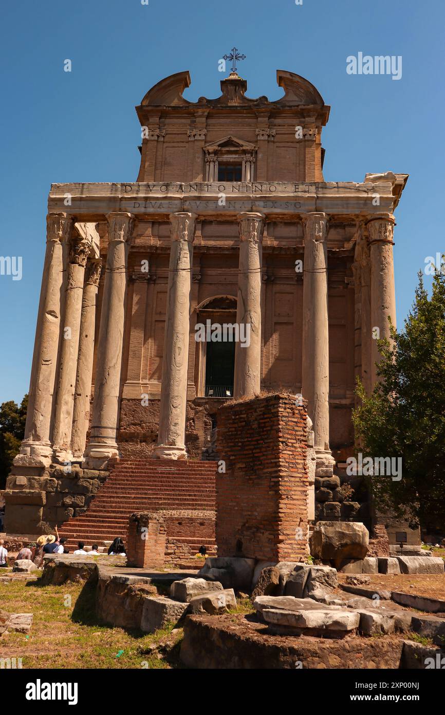 Tempel des Antoninus und Faustina, ein alter römischer Tempel, der später in eine römisch-katholische Kirche umgewandelt wurde und sich am Forum Romanum an der Via Sacra befindet Stockfoto