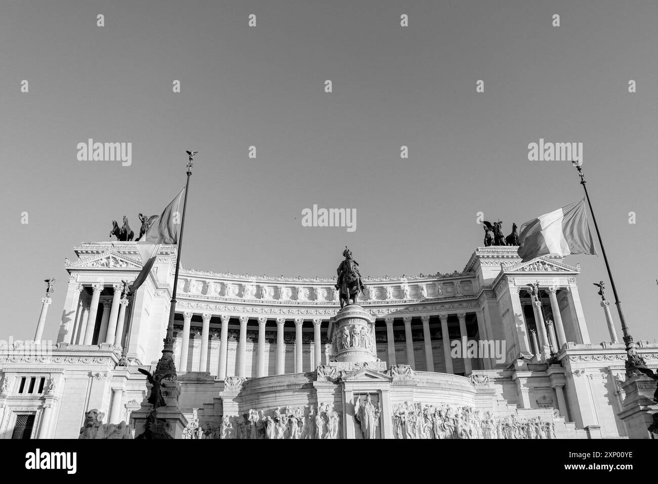 Victor Emmanuel II (Vittoriano / Altare della Patria), großes Nationaldenkmal zwischen Piazza Venezia und Kapitolshügel in Schwarz-weiß Stockfoto
