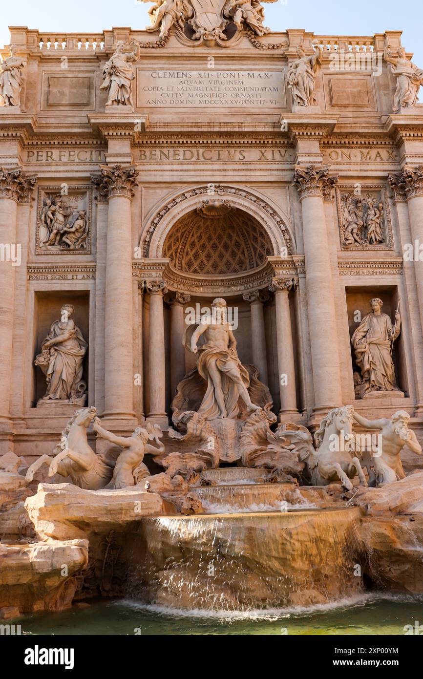 Nahaufnahme des Trevi-Brunnens (Fontana di Trevi), des größten barocken Brunnens der Stadt im Stadtteil Trevi zwischen drei Straßen Stockfoto