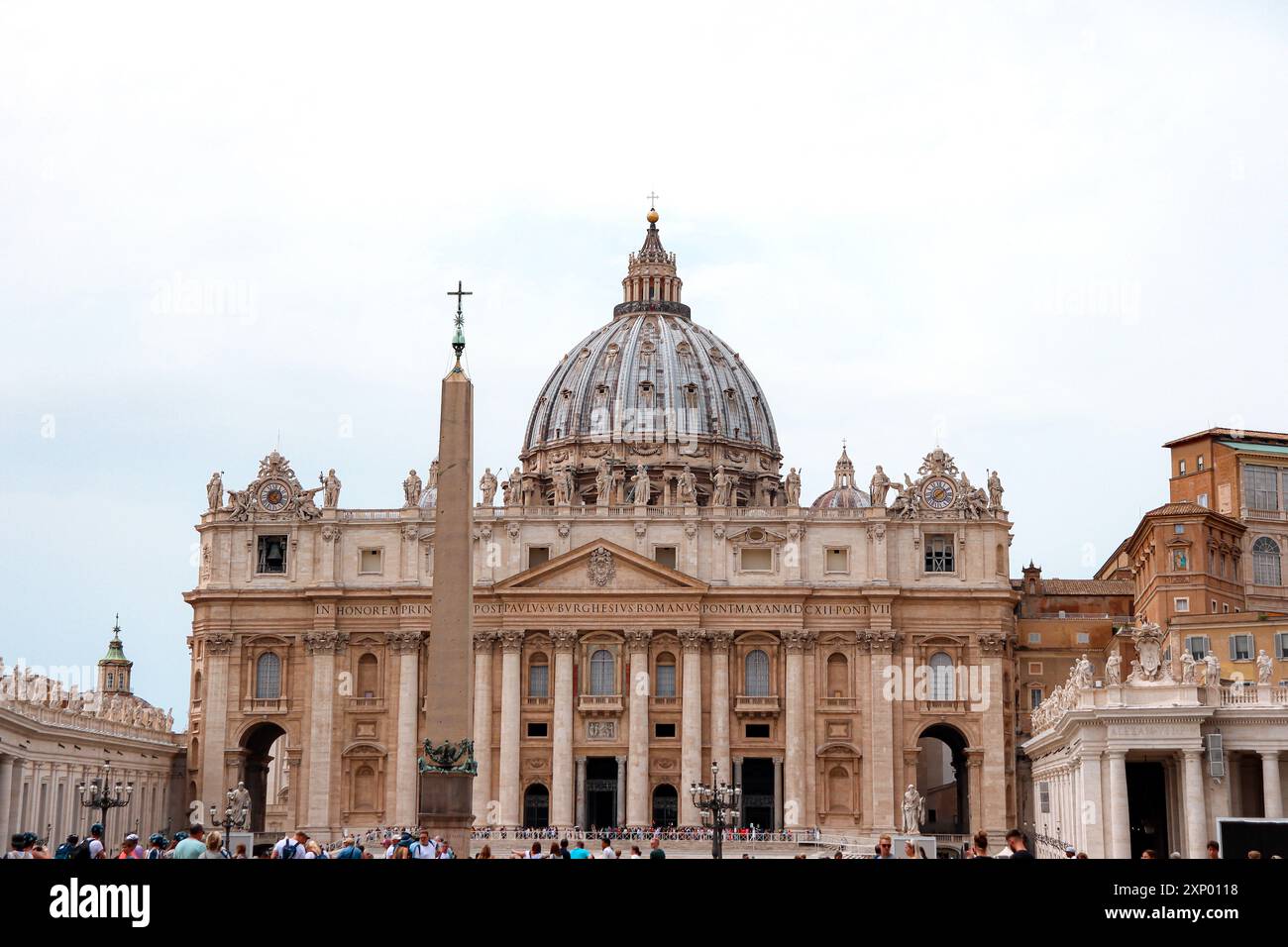 Rom, Italien - 2. August 2019: Außenfassade der Petersdom-Kirche im Renaissancestil im Vatikan Stockfoto