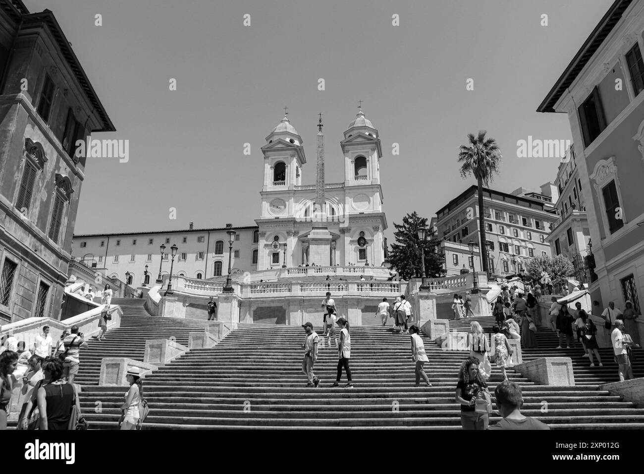 Die Kirche Santissima Trinità dei Monti (die heiligste Dreifaltigkeit auf den Bergen) befindet sich über dem berühmten Wahrzeichen der Spanischen Treppe an der Piazza di Spagna Stockfoto