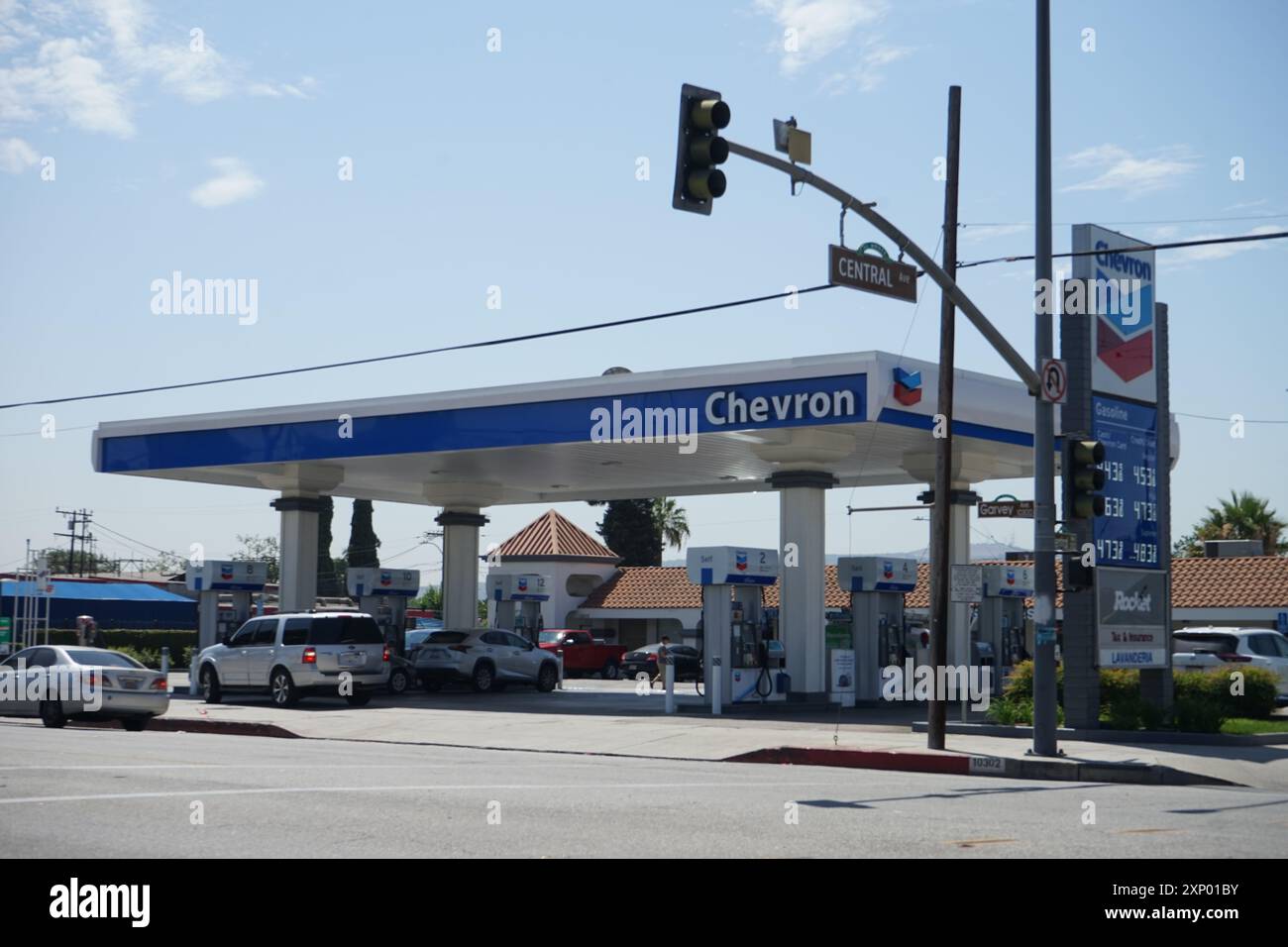 El Monte, USA. August 2024. Das Foto vom 2. August 2024 zeigt eine Chevron Tankstelle in El Monte, Los Angeles County, Kalifornien, USA. Der Ölgigant Chevron gab am Freitag die Verlegung seines Hauptsitzes von San Ramon, Kalifornien, nach Houston, Texas bekannt. Quelle: Zeng Hui/Xinhua/Alamy Live News Stockfoto