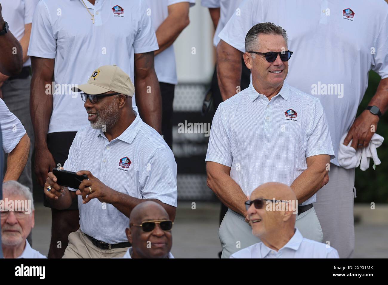 Freitag, 2. August 2024; Canton, Ohio, USA; Dan Marino, der ehemalige Miami Dolphins Quarterback, lächelt während des NFL Pro Football Hall of Famer Photo im Cent Stockfoto