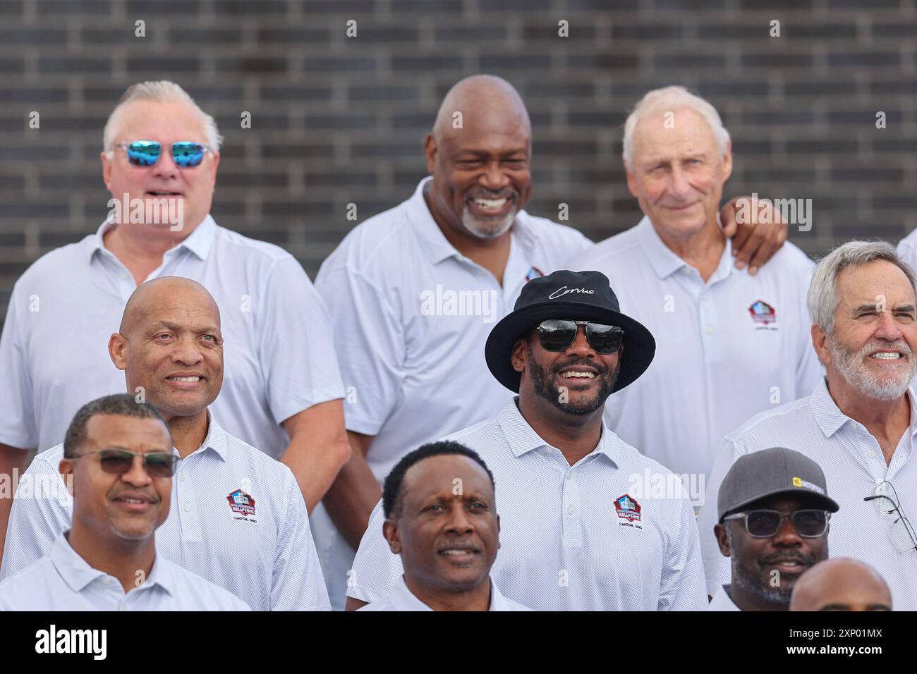 Freitag, 2. August 2024; Canton, Ohio, USA; Mitglieder der Hall of Fame genießen die gemeinsame Zeit während des NFL Pro Football Hall of Famer Photo im Cente Stockfoto