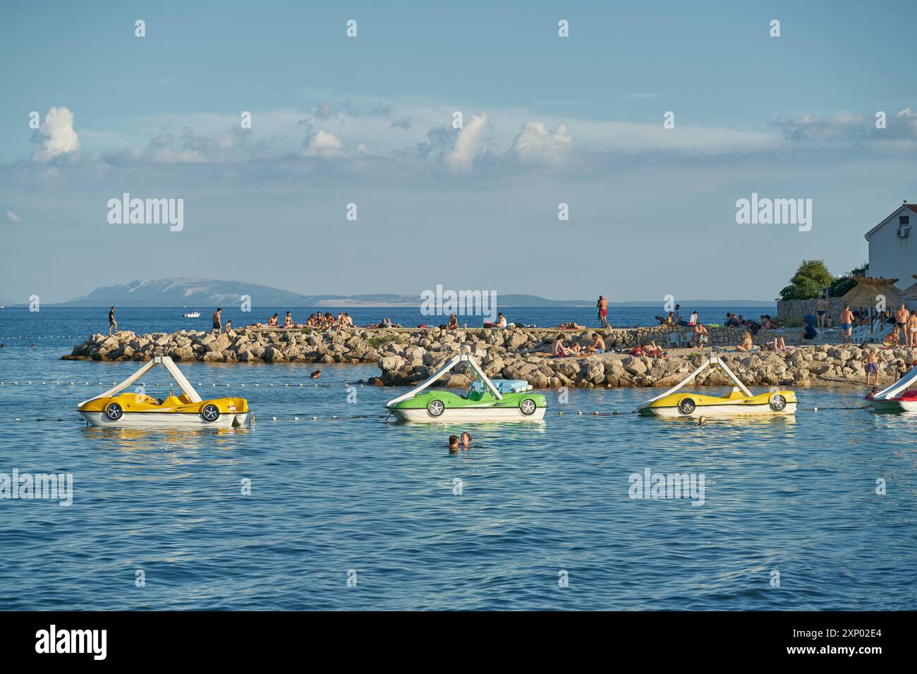 Badebucht mit Tretbooten auf der K Stockfoto