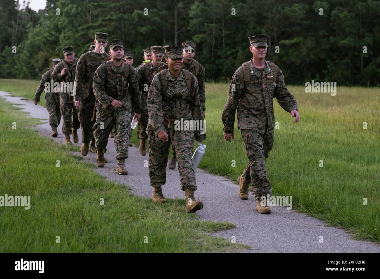 U.S. Marines and Sailors with Marine Aircraft Group (mag) 31, 2nd Marine Aircraft Wing, machen am 12. Juli 2024 eine 4 km lange Wanderung auf der Marine Corps Air Station Beaufort, South Carolina. Mag-31 hielt die Wanderung ab, um die Kameradschaft der Einheit und die körperliche Konditionierung zu stärken. (Foto des U.S. Marine Corps von Lance CPL. Kyle Baskin) Stockfoto