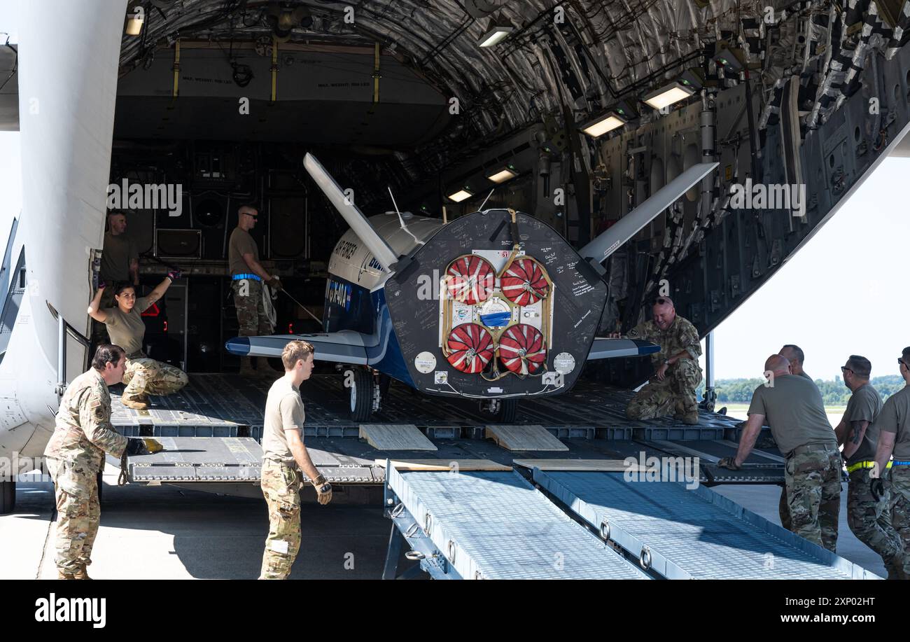 Die Flugzeugbesatzung lädt ein Boeing X-40 Space Manöver-Fahrzeug in einen C-17 Globemaster auf der Wright-Patterson Air Force Base, Ohio, am 18. Juli 2024. Das Team transportierte das Fahrzeug und das Flugzeug, um als statische Anzeige auf der EAA AirVenture Oshkosh 2024 Airshow in Oshkosh, Wis, vom 22. Bis 28. Juli zu dienen. Stockfoto