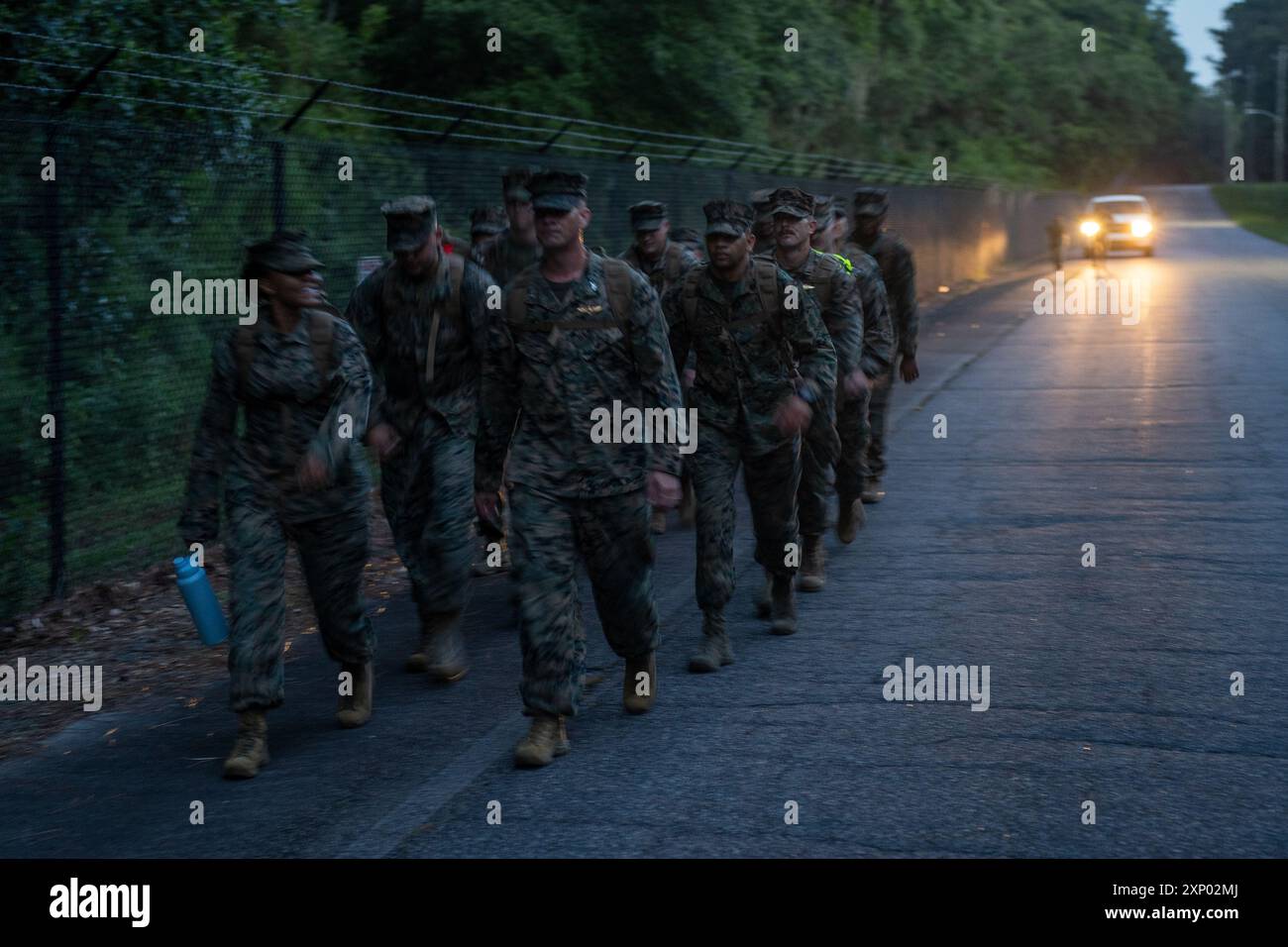 U.S. Marines and Sailors with Marine Aircraft Group (mag) 31, 2nd Marine Aircraft Wing, machen am 12. Juli 2024 eine 4 km lange Wanderung auf der Marine Corps Air Station Beaufort, South Carolina. Mag-31 hielt die Wanderung ab, um die Kameradschaft der Einheit und die körperliche Konditionierung zu stärken. (Foto des U.S. Marine Corps von Lance CPL. Kyle Baskin) Stockfoto