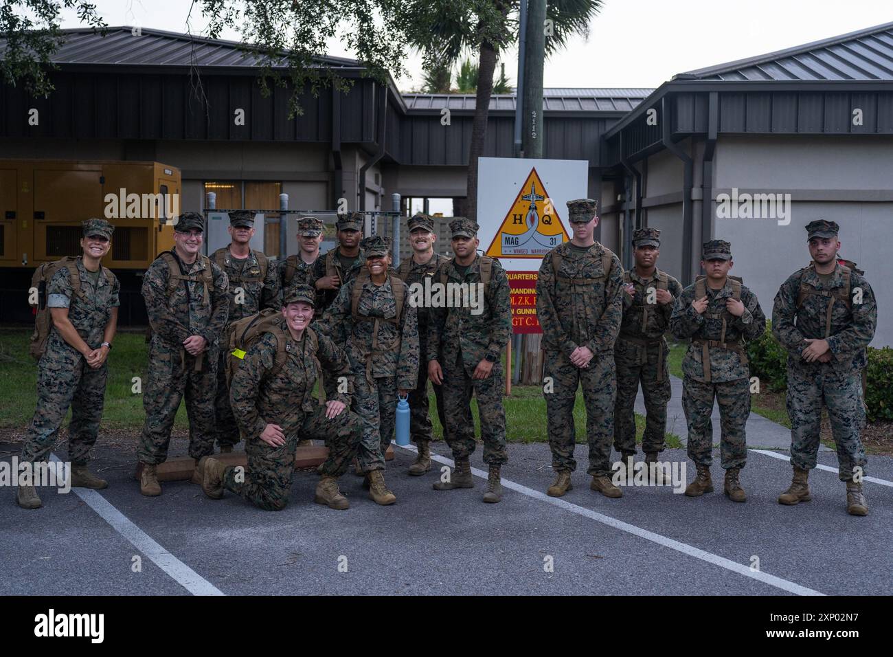 U.S. Marines and Sailors with Marine Aircraft Group (mag) 31, 2nd Marine Aircraft Wing, posieren für ein Foto nach einer 6 km langen Wanderung an der Marine Corps Air Station Beaufort, South Carolina, 12. Juli 2024. Mag-31 hielt die Wanderung ab, um die Kameradschaft der Einheit zu stärken und körperliche Konditionierung durchzuführen. (Foto des U.S. Marine Corps von Lance CPL. Kyle Baskin) Stockfoto