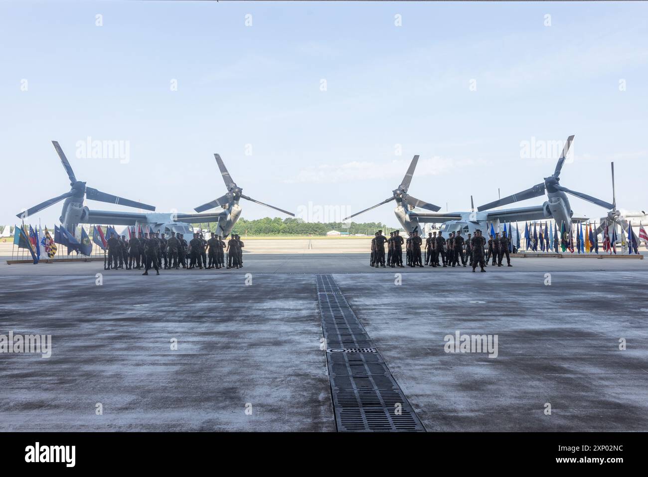 Die US-Marines mit der mittleren Tiltrotor Squadron (VMM) 263 stehen während einer Zeremonie zum Kommandowechsel auf der Marine Corps Air Station New River, North Carolina, 1. August 2023 in Formation. Die Zeremonie stellte eine Übertragung der Verantwortung, Autorität und Verantwortlichkeit von Lieutenant Colonel Sean Rafferty auf Lieutenant Colonel Terry Carter dar. (Foto des U.S. Marine Corps von Lance CPL. Orlanys Diaz Figueroa) Stockfoto