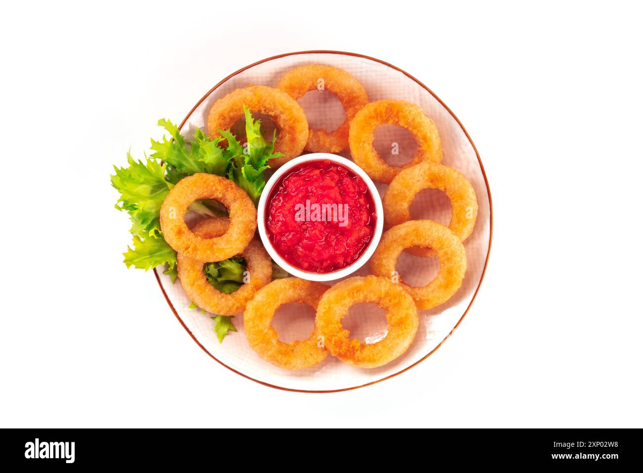 Calamari-Ringe, isoliert. Ein Teller mit frittierten Tintenfischringen mit grünen Salatblättern und Ketchup, oben auf weißem Hintergrund geschossen Stockfoto