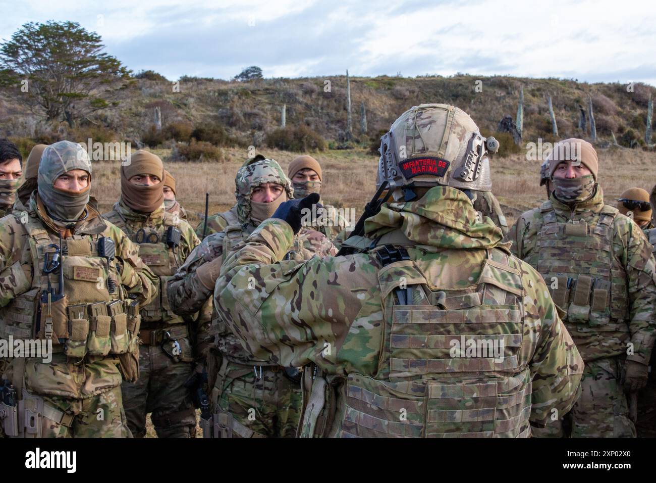Mitglieder der Infanteria de Marina Chile (chilenisches Marine Corps) erhalten am 24. Juli 2024 eine Kurzanleitung in Puerta Harris, Chile. US-amerikanische und chilenische Marinesoldaten führten Schulungen durch, um das Kaltwetter-Langentraining, Bergsteigen und Habitatbau zu umfassen, um das Feldgeschehen zu verbessern, die kombinierten Task Force-Operationen zu verbessern und das Verständnis der wechselseitigen Taktiken, Techniken und Verfahren für kaltes Wetter zu verbessern, um eine sichere, freie und wohlhabende westliche Hemisphäre zu unterstützen. (Foto des U.S. Marine Corps von Sgt. Gabriel Durand) Stockfoto