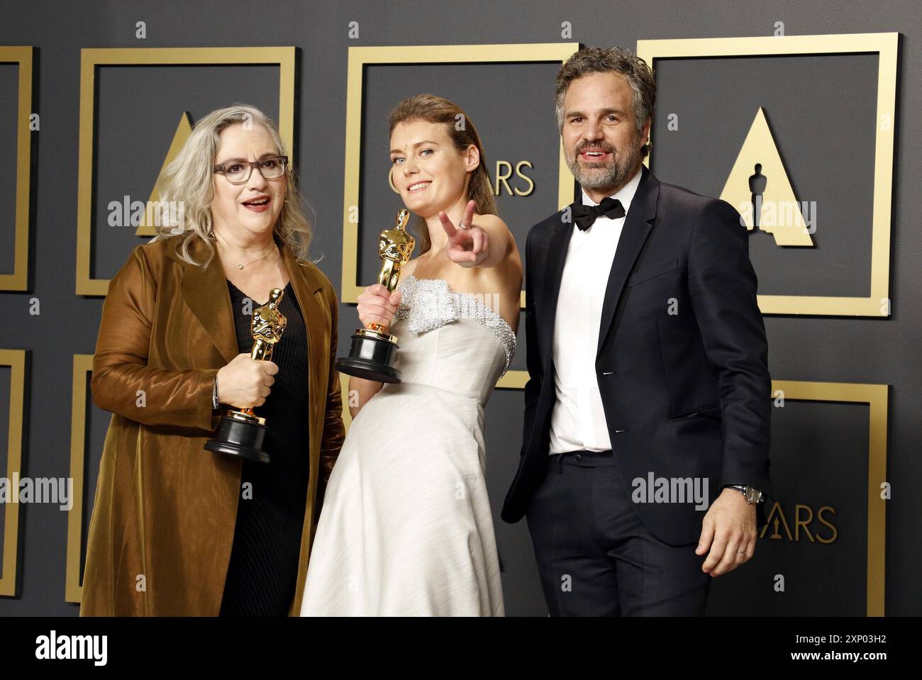 Carol Dysinger, Elena Andreicheva und Mark Ruffalo bei den 92. Academy Awards, Press Room, die am 9. Februar im Dolby Theatre in Hollywood, USA, stattfanden Stockfoto