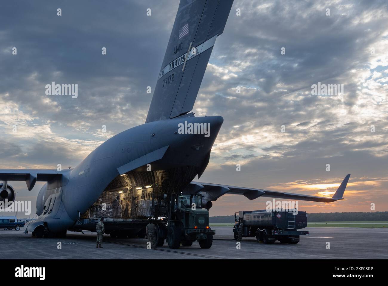 Die US-Luftstreitkräfte, die der 21. Luftbrücke und der 19. Logistics Readiness Squadron zugeordnet sind, laden Paletten mit humanitären Hilfsgütern auf einem C-17 Globemaster III auf der Little Rock Air Force Base, Arkansas, am 27. Juli 2024. Die C-17-Besatzung, die der Travis AFB, Kalifornien, zugeteilt wurde, lieferte 94.100 Pfund humanitäre Hilfsgüter im Rahmen des Denton-Programms, einem Transportprogramm des US-Verteidigungsministeriums, das humanitäre Fracht transportiert, die von US-amerikanischen Nichtregierungsorganisationen (NGOs) an Entwicklungsländer gespendet wurde. (Foto der U.S. Air Force von Chustine Minoda) Stockfoto