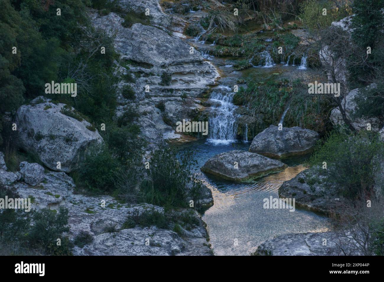 Wunderschöne Schlucht mit Flussbecken im Naturschutzgebiet Cavagrande del Cassibile, Syrakus, Sizilien, Italien Stockfoto