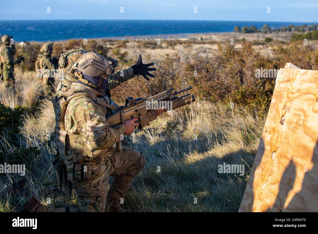 Ein Mitglied der Infanteria de Marina Chile (chilenisches Marine Corps) lädt am 25. Juli 2024 eine 40-mm-Granate in seinen Unterlauf-Granatwerfer in Puerta Harris, Chile. US-amerikanische und chilenische Marinesoldaten führten Schulungen durch, um das Kaltwetter-Langentraining, Bergsteigen und Habitatbau zu umfassen, um das Feldgeschehen zu verbessern, die kombinierten Task Force-Operationen zu verbessern und das Verständnis der wechselseitigen Taktiken, Techniken und Verfahren für kaltes Wetter zu verbessern, um eine sichere, freie und wohlhabende westliche Hemisphäre zu unterstützen. (Foto des U.S. Marine Corps von Sgt. Gabriel Durand) Stockfoto