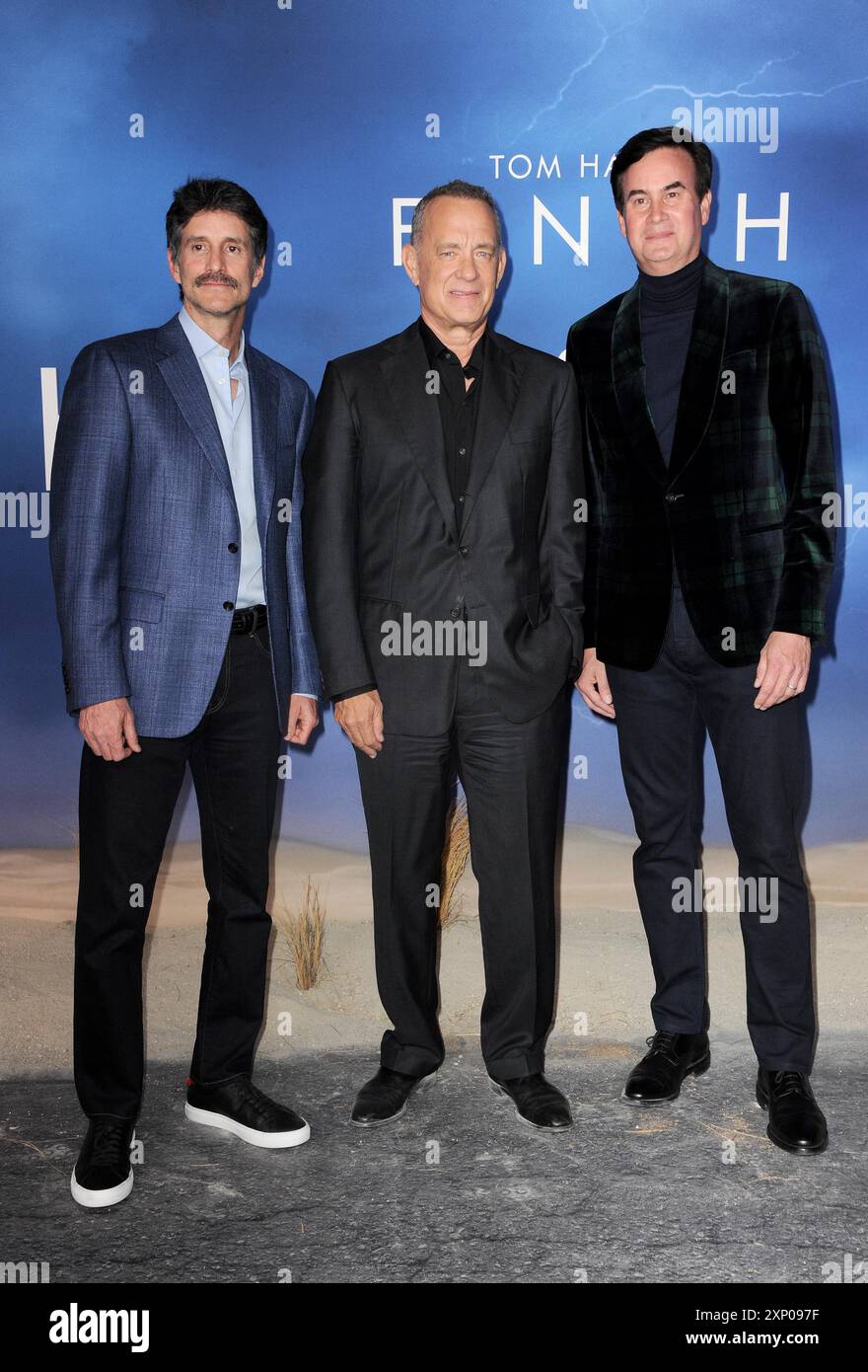 Jamie Erlicht, Tom Hanks und Zach Van Amburg bei der Apple Original Films Premiere von „Finch“ im Pacific Design Center in West Hollywood Stockfoto