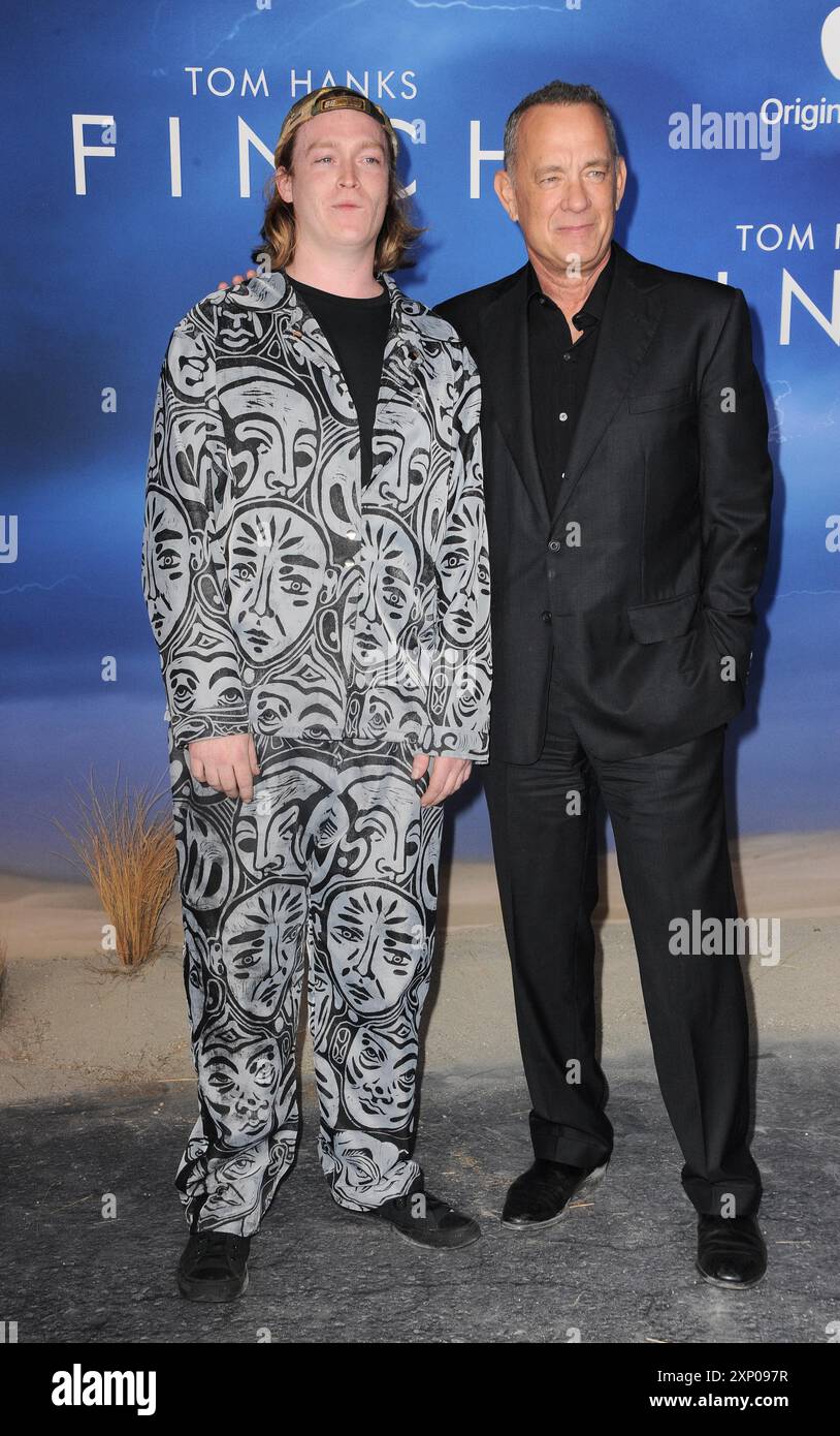 Caleb Landry Jones und Tom Hanks bei der Premiere von „Finch“ von Apple Original Films im Pacific Design Center in West Hollywood, USA Stockfoto