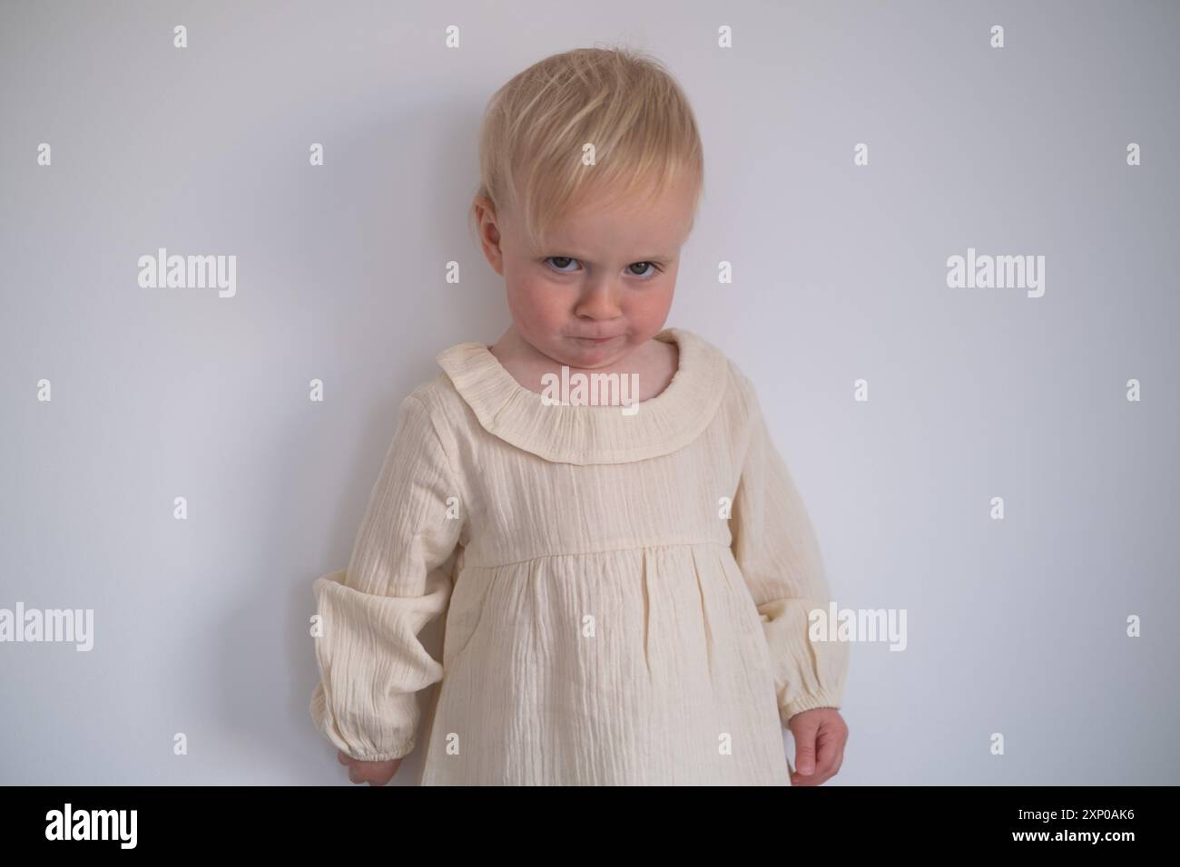 Lustiges Kleinkind Mädchen, das verdächtig und neugierig aussieht. Stockfoto