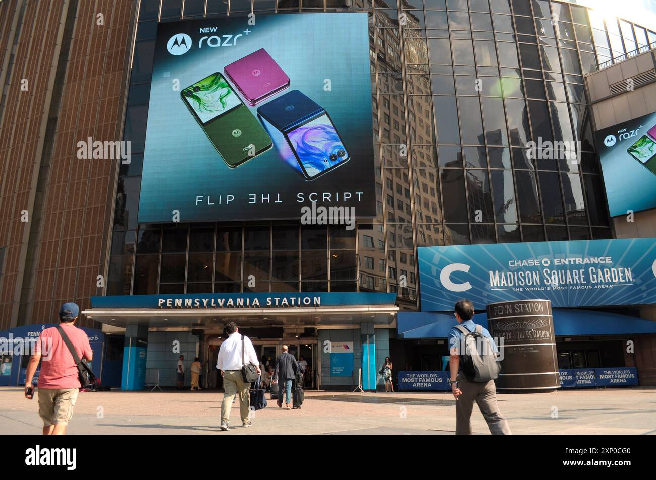 New York, Usa. August 2024. Menschen werden vor dem Madison Square Garden und der Penn Station in Midtown Manhattan, New York City, gesehen. (Foto: Jimin Kim/SOPA Images/SIPA USA) Credit: SIPA USA/Alamy Live News Stockfoto