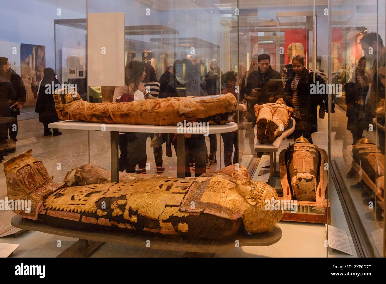 Britisches Museum, dekorierter ägyptischer Holzsarg, London, England, Großbritannien Stockfoto