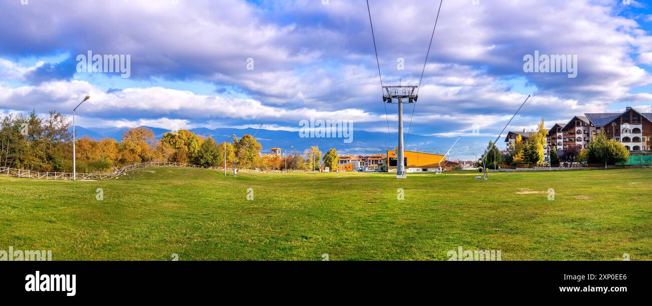 Bansko, Bulgarien, 31. Oktober 2020: Herbstpanorama-Banner Hintergrund mit Gondelbahn-Station, bunte grüne, rote und gelbe Bäume Stockfoto