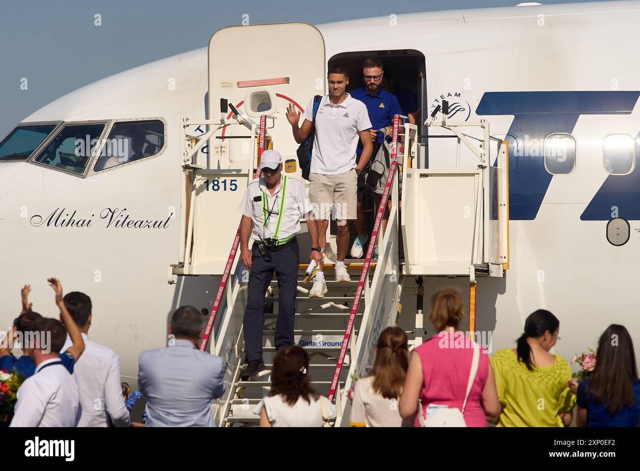 Otopeni, Rumänien. 2. August 2024: Der rumänische Olympiasieger David Popovici kehrt von den Olympischen Spielen in Paris 2024 am Flughafen Henri Coanda in Bukarest in Otopeni, Rumänien, zurück. Popovici gewann die Goldmedaille im 200-m-Freistil der Männer und Bronze im 100-m-Freistil und wurde mit 19 Jahren der erste rumänische Schwimmer, der eine olympische Goldmedaille gewann. Quelle: Lucian Alecu/Alamy Live News Stockfoto